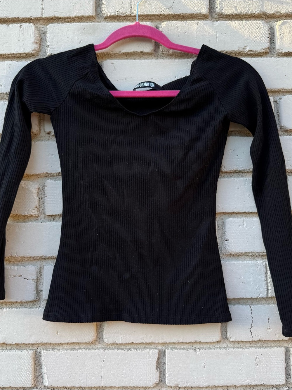 Reformation Ribbed V-neck Long Sleeve T-shirt in Black - Size XS